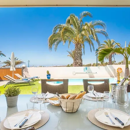 Villa Sleeps 6 With Pool And Wifi *