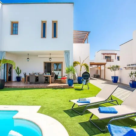 Sleeps 6 With Pool And Wifi Villa Costa Teguise